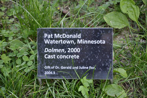 sign about the art sculpture Dolmen