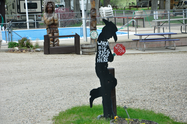 clever sign telling RVs where to stop