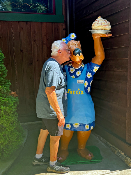 Lee Duquette kissed Donna