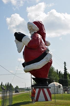 Santa Clause statue and Lee